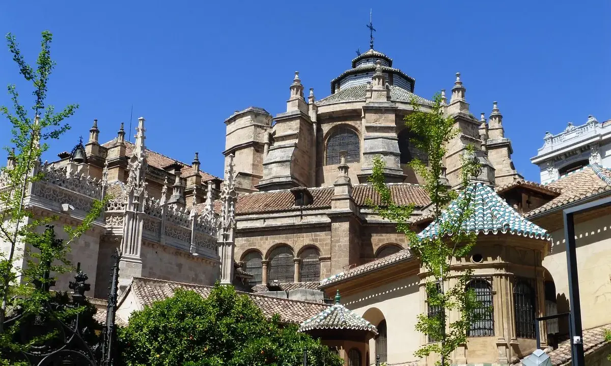Prachtvolle Architektur der Capilla Real in Granada unter blauem Himmel.