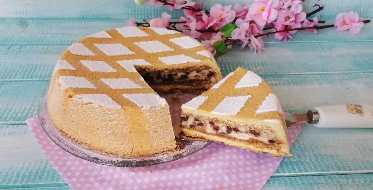 Una deliziosa cassata al forno, con la sua copertura a rombi di zucchero a velo, pronta per essere gustata.