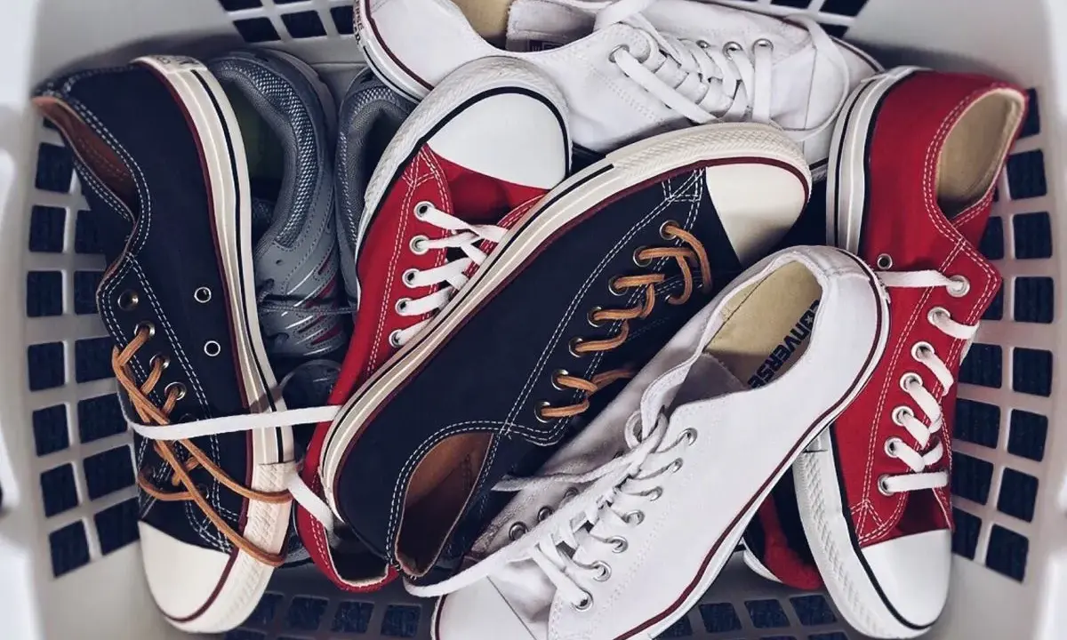 Kosz z butami Converse: czarne, białe i czerwone. Idealne do prania w pralce, by znów były jak nowe.