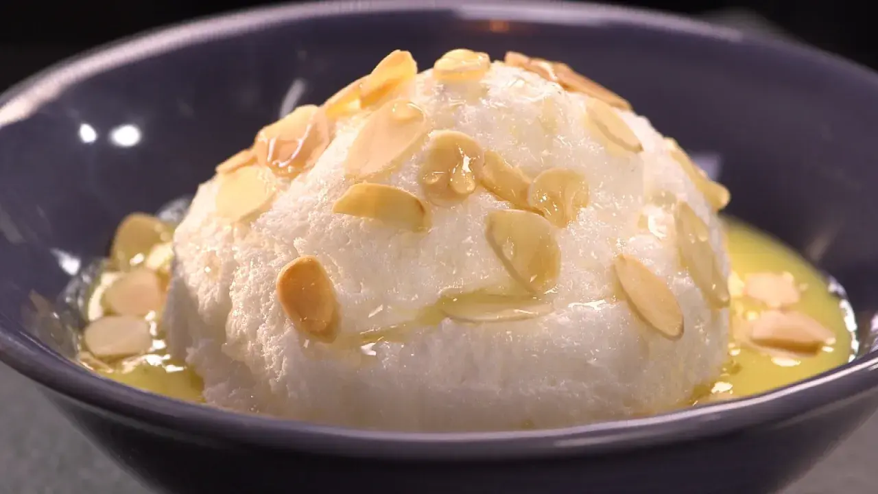 Un nuage aérien d'oeufs à la neige, parsemé d'amandes effilées, baignant dans une crème anglaise onctueuse.