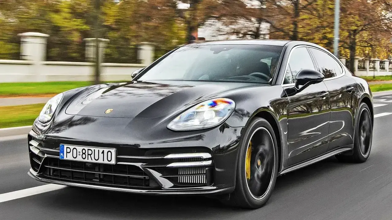 Czarny Porsche Panamera w ruchu. Sprawdź aktualną porsche panamera cena i możliwości tego luksusowego sedana.