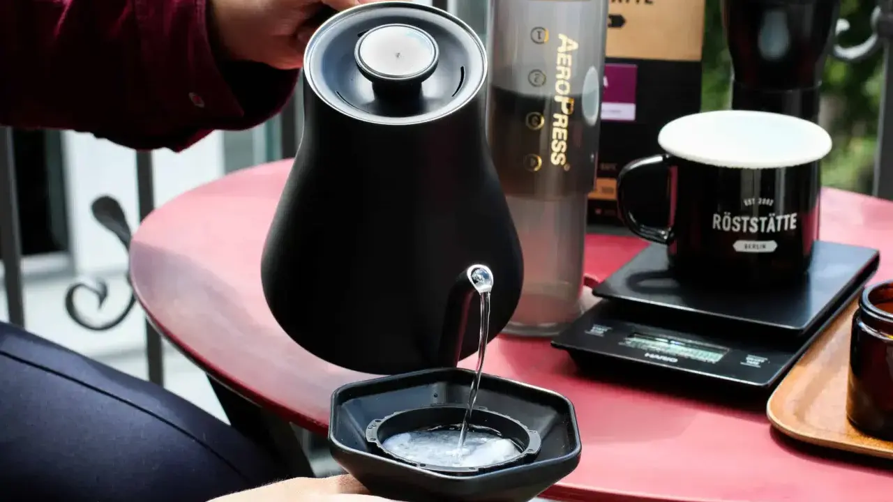 Wasser wird in den Aeropress gegossen, ein Schritt in der Aeropress Anleitung für perfekten Kaffee.