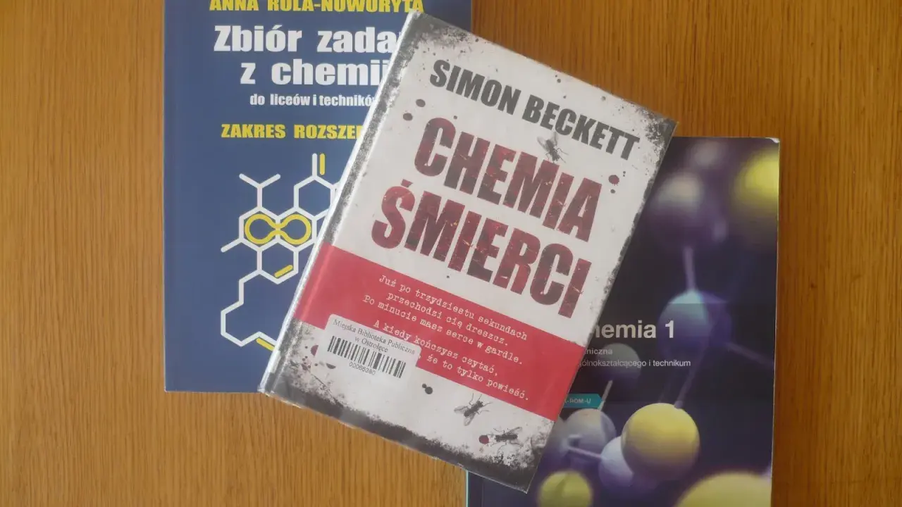 Książki "Chemia śmierci" Simona Becketta i "Zbiór zadań z chemii" obok podręcznika "Chemia 1". Kolejność czytania kryminałów Davida Huntera?