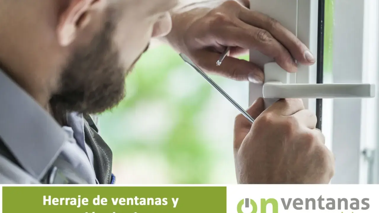 Un técnico ajusta el herraje de una ventana para asegurar un cierre perfecto.