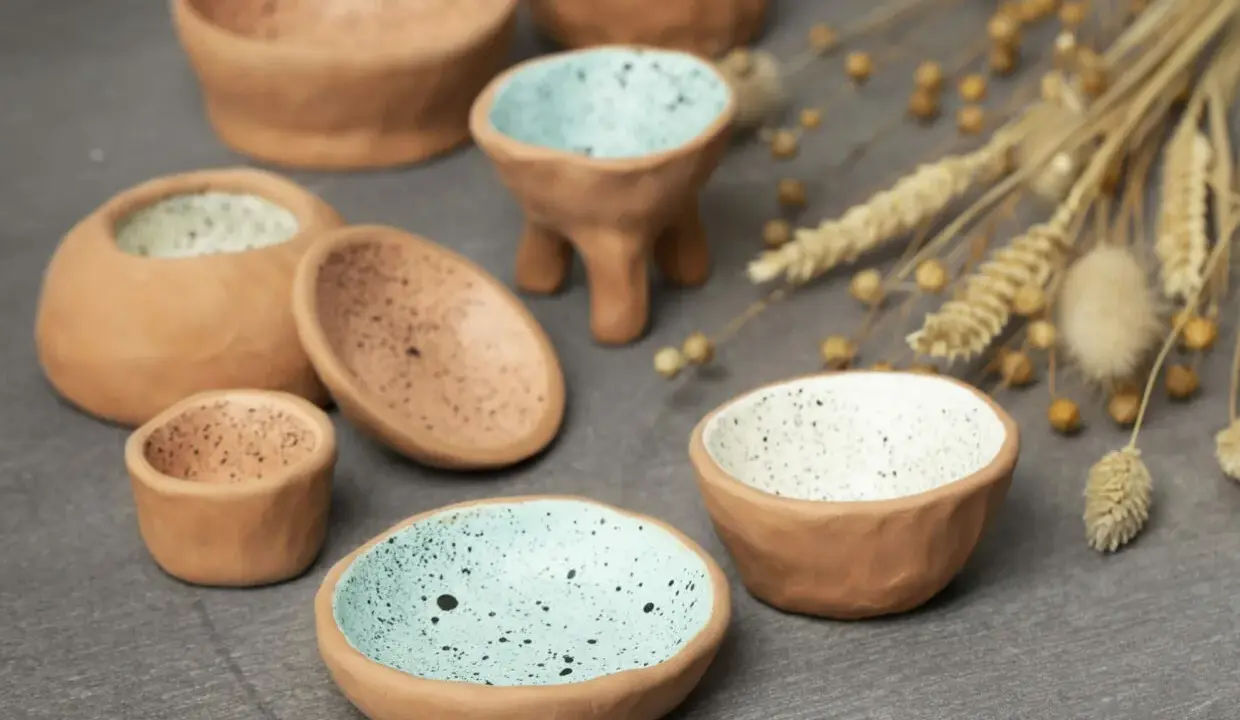 Små keramikskålar, ett charmigt diy projekt. Några med turkos eller vit prickig insida, andra med rå terrakotta.