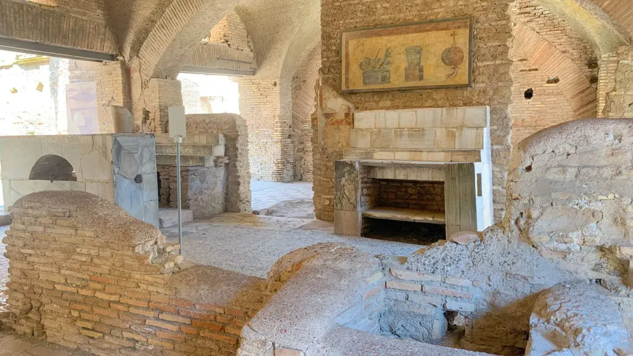 Antike Küche in Ostia Antica mit Backofen, Kamin und Wandmalerei.