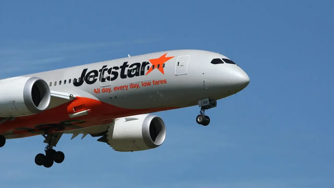 Samolot Jetstar z wysuniętym podwoziem, gotowy do lądowania. Nawet przy silnym wietrze samolot nie wystartuje, jeśli warunki są niebezpieczne.