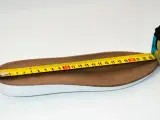 Miarka mierzy wkładkę, która odpowiada rozmiarowi 43. Długość wkładki to około 27 cm.
