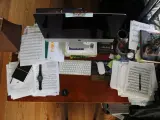 Biurko z nutami, książką o grze na gitarze i komputerem. Czy to obrazek o prokrastynacji, co to jest?