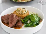 Krojone mięso wołowe z sosem, panierowany kotlet z grzybami i szpinak.
