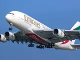 Airbus A380 Emirates z wieloma miejscami, wznoszący się na błękitne niebo.