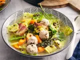 Herzhafte Suppe mit Wirsing, Linsen, Fleischbällchen und Speck.