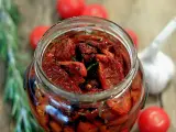 Pomodori secchi sott'olio, la ricetta della nonna. Un barattolo pieno di sole, profumato di rosmarino e aglio, pronto per insaporire ogni piatto.