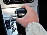 Dłoń trzymająca dźwignię zmiany biegów. Widoczny napis DSG, sugerujący skrzynię automatyczną.