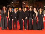 Un cast elegante su un red carpet. Avestrana qui non è Hollywood, ma l'eleganza è palpabile.