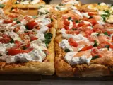 Pyszna pizza domowa na blachę z burratą, pomidorkami i łososiem. Idealny przepis na szybki obiad.