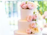Elegancki tort weselny glamour ozdobiony delikatnymi różowymi i kremowymi różami.