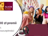 Alior Bank promocja za założenie konta: 1500 zł premii i 5% dla oszczędności. Uśmiechnięci młodzi ludzie siedzą na schodach.