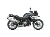 Szary motocykl BMW F 750 GS, gotowy na przygodę. Poznaj jego dane techniczne i ruszaj w drogę!