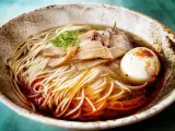 Aksamitny bulion shoyu ramen z makaronem, plastrami mięsa, bambusem i jajkiem.