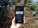 Telefon z systemem Android 15 gotowy do aktualizacji. Widać ekran z informacją o poprawkach stabilności i bezpieczeństwa.