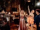 Wesele w pełni! Neon "Let's Dance!" i kobiety w sukniach unoszą ręce. Świetny pomysł na oczepiny i zabawę do białego rana.