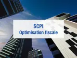 Bâtiments modernes sous un ciel bleu. Texte superposé : "SCPI Optimisation fiscale".