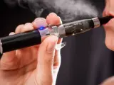 Persona usa un vaper saludable, exhalando vapor blanco.