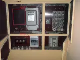 Zabezpieczenie przedlicznikowe w skrzynce z licznikiem energii elektrycznej i bezpiecznikami.