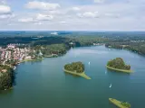 Malownicze jezioro z wyspami i żaglówkami, otoczone lasem i zabudowaniami. To widok, który potwierdza, że to jedne z najpiękniejszych jezior w Polsce.