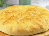 Ein goldbraunes, fluffiges Pide mit Sesam bestreut, bereit zum Genuss.