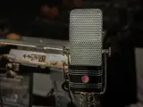 Klasyczny mikrofon wstęgowy AEA, gotowy do uchwycenia najczystszego dźwięku.