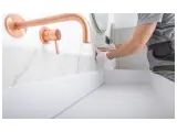 Instalator montuje baterię podtynkową. Sprawdź montaż baterii podtynkowej cena.