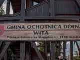 Drewniana wieża widokowa na Magurkach, szlak z Ochotnicy, wita turystów na wysokości 1108 m n.p.m.