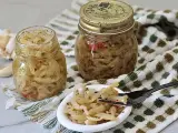 Berenjenas en vinagre de la abuela, un manjar casero con ajo y especias.
