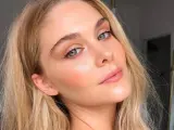 Delikatny makijaż typu "makeup no makeup" podkreśla naturalne piękno kobiety z zielonymi oczami i blond włosami.