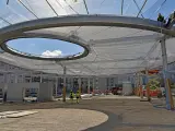 Budowa zadaszenia z folii etfe. Pracownicy w kaskach nadzorują montaż lekkiej, półprzezroczystej membrany.