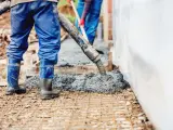 Budowa fundamentów: beton B20 wylewany przez pompę. Ile waży m3 betonu B20? Około 2400 kg.
