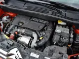 Silnik 1.6 HDI w samochodzie, widok komory silnika z turbosprężarką i przewodami.