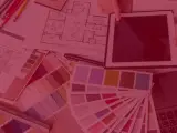 Materiały do projektowania wnętrz: plany, próbki tkanin, palety kolorów, tablet. Idealne dla przyszłych studentów architektury wnętrz, którzy zastanawiają się, co zdawać na maturze.