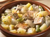 Un delicioso marmitako de atún con patatas, pimientos y cebolla en una cazuela de barro.