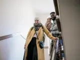 Glückliche Familie auf Treppe, die sich auf den Weg macht. Mit Ehe-Rechtsschutz ohne Wartezeit sind sie für alles gerüstet.