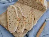 Aufgeschnittenes italienisches Brot mit Lievito Madre auf einem Holzbrett, bereit zum Genießen.