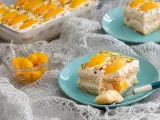 Delizioso tiramisù alle pesche, con strati di savoiardi, crema soffice e pesche sciroppate, guarnito con pistacchi.