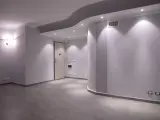 Spazi ampi e luminosi, perfetti per decidere cosa appendere alle pareti. Un'atmosfera moderna con un tocco di design.