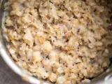 Gęsta, kremowa owsianka na wodzie z nasionami chia, gotowa do podania.