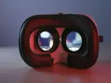 Gogle VR z czarną, perforowaną wyściółką, gotowe do zapewnienia niesamowitego widzenia stereoskopowego.