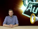 Mężczyzna siedzi przy biurku, obok logo Adobe Audition i megafonu.