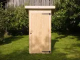 Drewniane wc na działce, idealne do ogrodu. Poznaj jego wymiary i ciesz się komfortem.