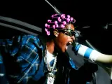 ASAP Rocky z różowymi wałkami na głowie i megafonem zapowiada swój nowy album.